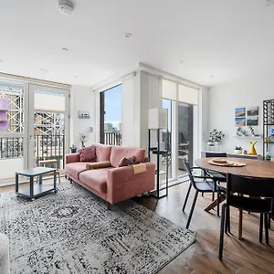 Impeccable Modern 2br Peachy Apartment London